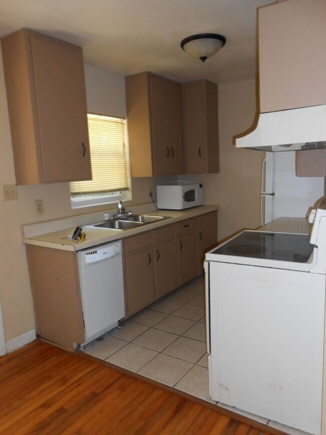 Building Photo - 1606 Airport Dr