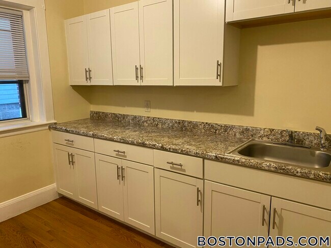 Building Photo - 16 Lakeville Rd