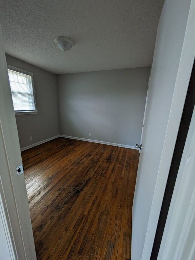 Building Photo - Martha Lane-414