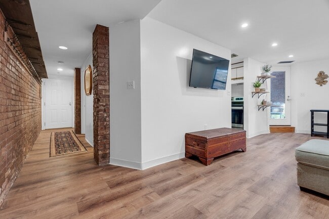 Building Photo - 84 Gainsborough St