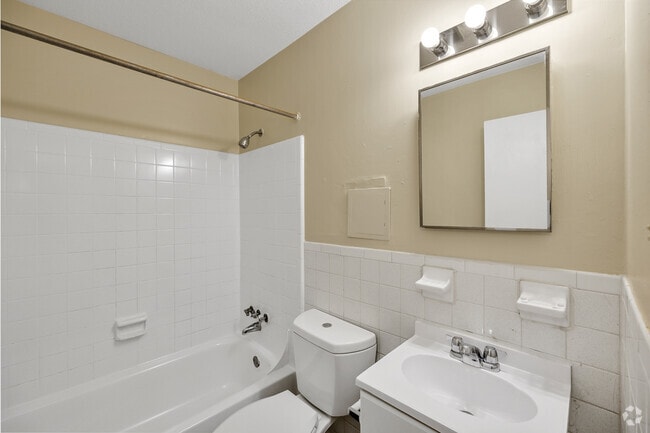 1BR, 1BA - 750SF - Emerald - Bathroom - Diamond Springs Apartments