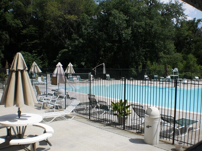 Residents' swimming pool - 7630 Provincial Dr