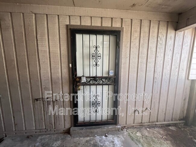 Building Photo - 2827 Sonora Dr