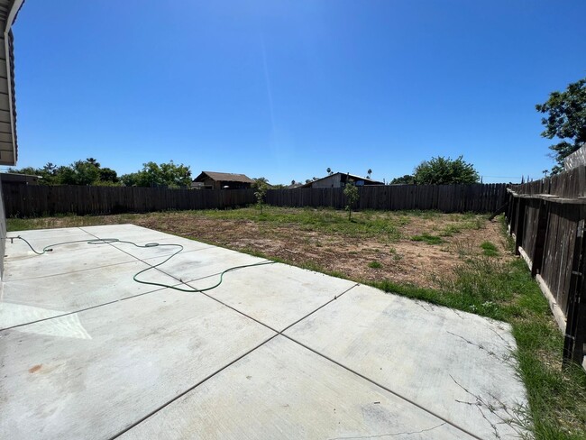 Foto del edificio - 3 bedroom and 2 bathroom home! AVAILABLE J...
