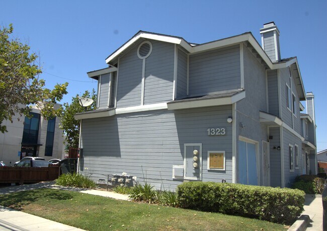 Building Photo - 1323 W Palmyra Ave