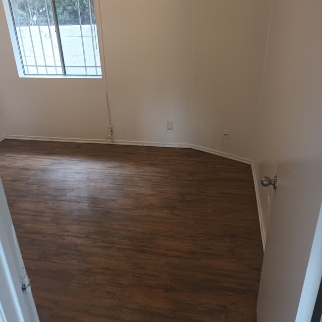 Building Photo - 147 E Avenue 43