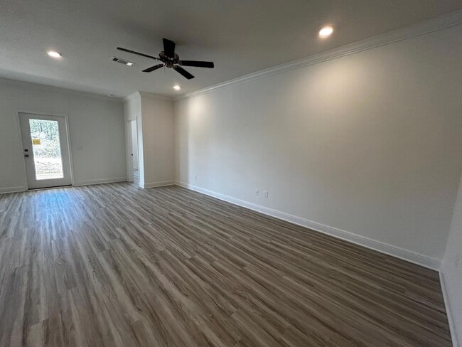 Foto del edificio - 250 Piper Cv