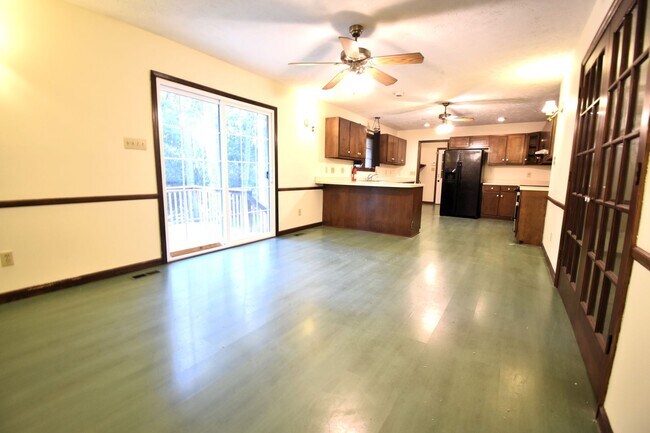 Foto del edificio - 3 Bedroom 2 Bathroom Home- Dogs Considered
