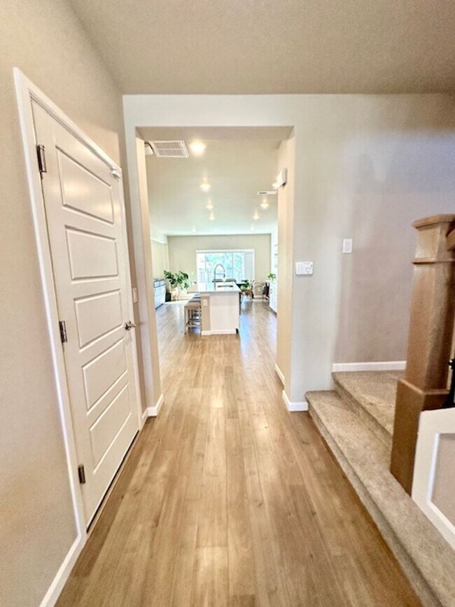 Building Photo - 4 bd + Bonus room - Renton New Build