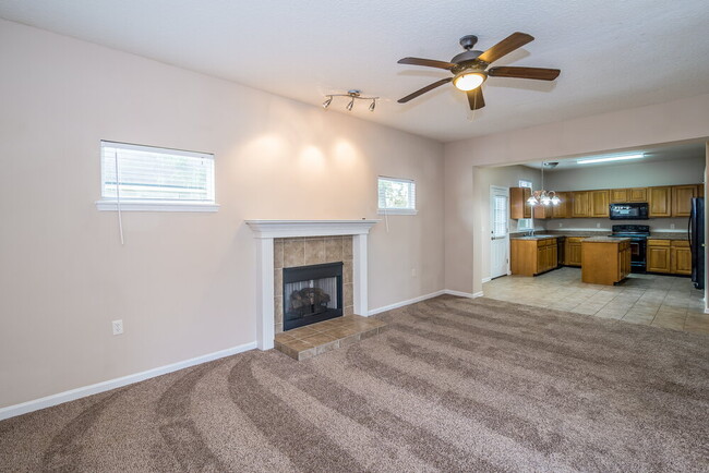 Building Photo - 1611 Northglen Cir