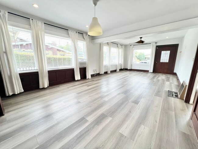 Building Photo - Charming Rose Park Home | 3 Bedrooms | In-...