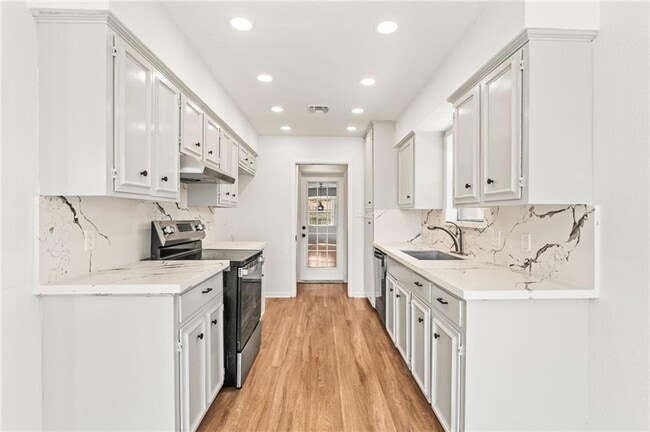 Building Photo - 4 Bedroom