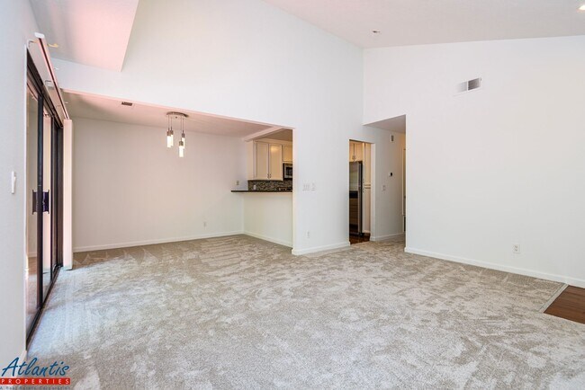 Foto del edificio - Beautiful Condo | Central A/C | Private Balcony