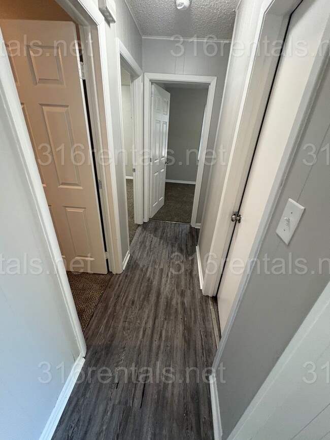 Building Photo - $950 - 3 bedroom / 1 bathroom - Single Fam...