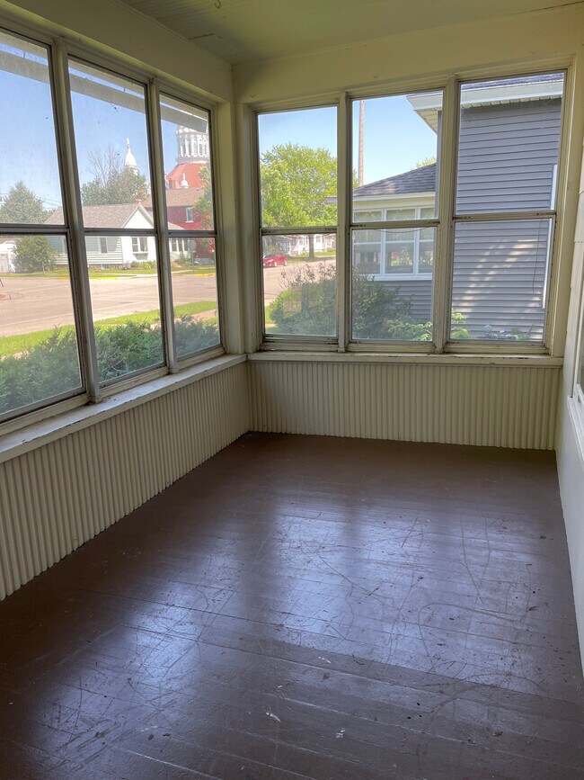 Porche delantero - 523 E 5th St