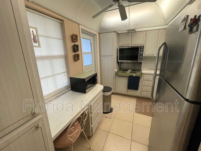 Foto del edificio - 3100 N Palm Aire Dr