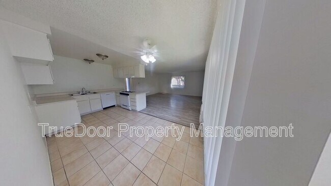 Building Photo - 539 N Tustin Ave