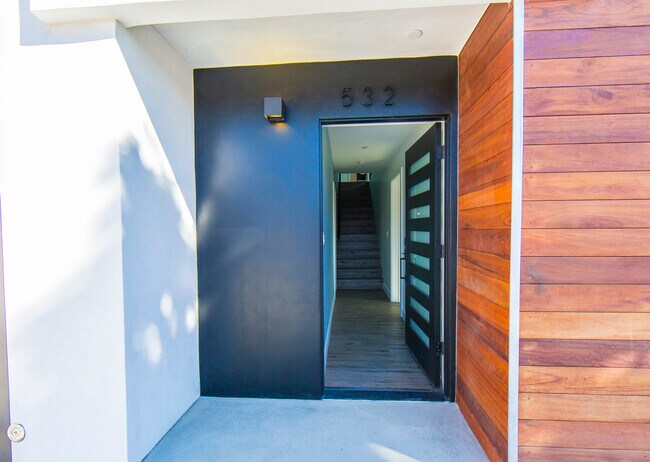 Foto del edificio - 532 N Serrano Ave