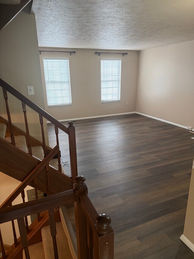 Sala de estar - 304 Sonnybrook Ct
