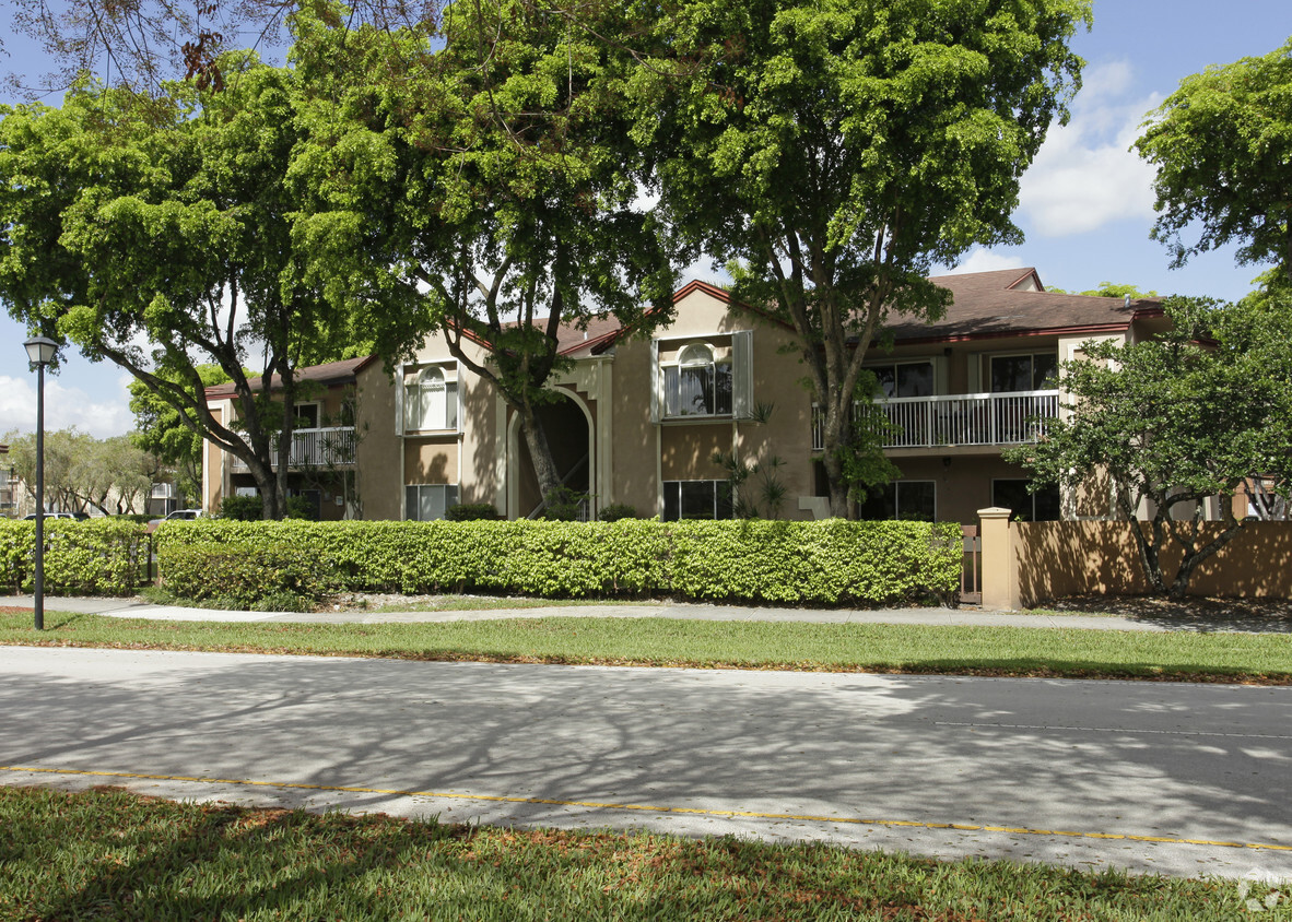 Village of Doral Place Apartments - 4690 NW 102nd Ave Miami, FL ...