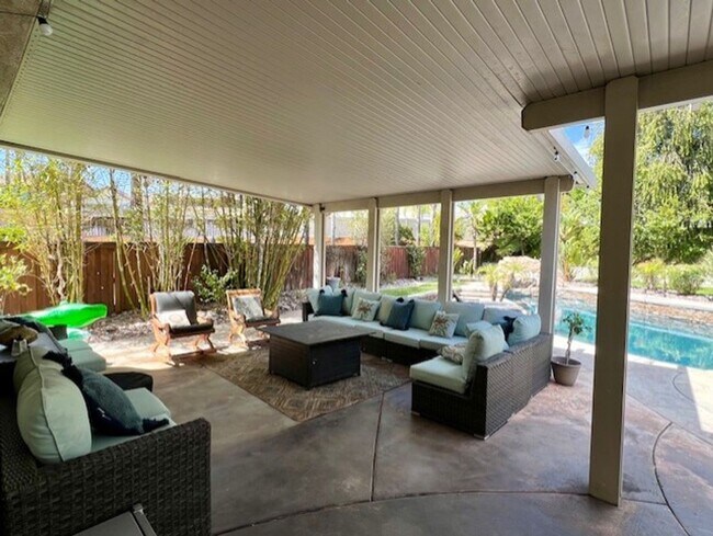 Building Photo - Beautiful, Expansive Paseo Del Sol Pool Ho...