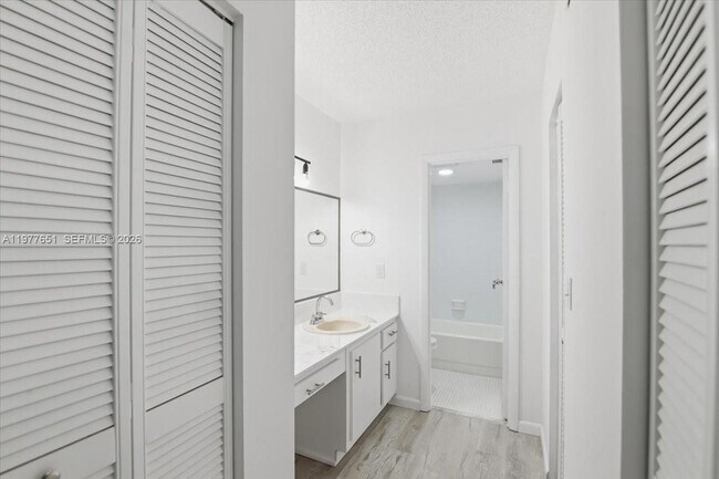 Foto del edificio - 6101 N Falls Cir Dr