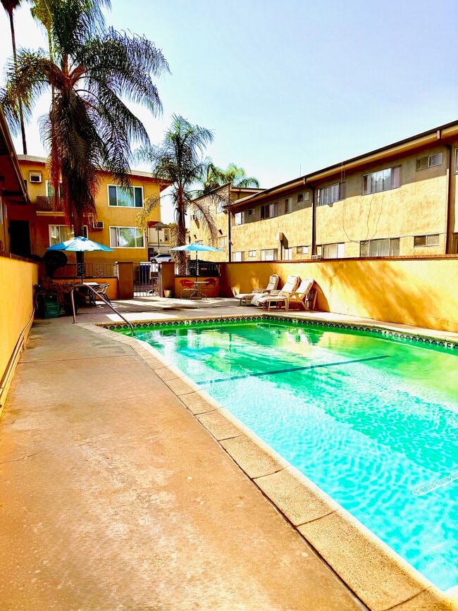 Main Courtyard Lounge & Pool - Corteen Place Apartments