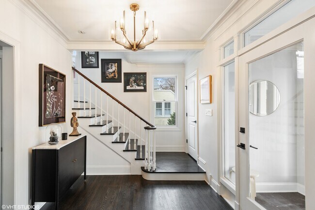 Foto del edificio - 712 Ingleside Pl