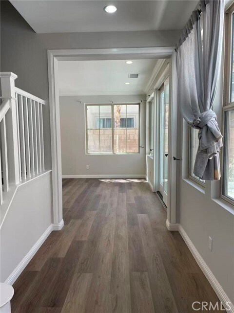 Building Photo - 33 Sable