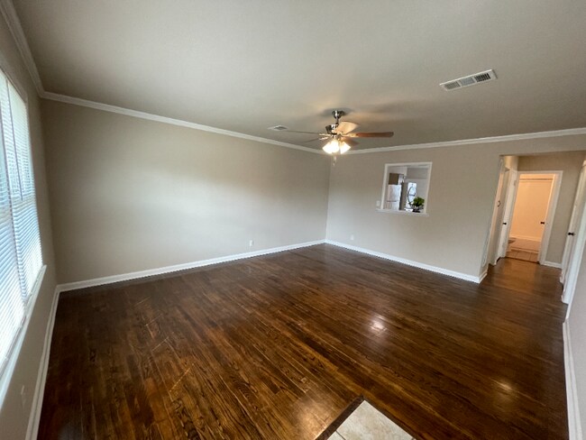 Building Photo - 3500 Lometa Dr