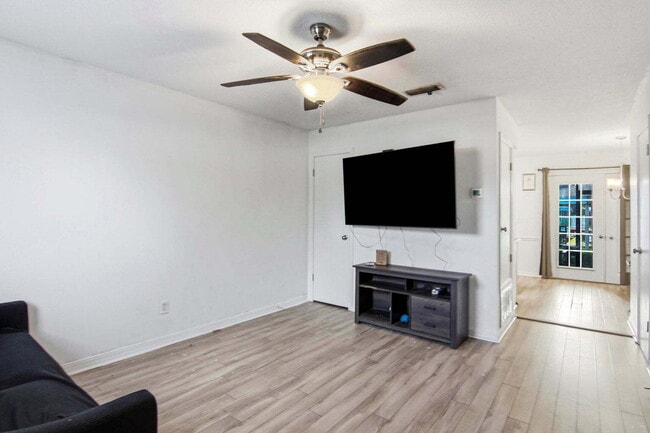 Foto del edificio - "Charming 2-Bed Townhouse Retreat in Fort Walton Beach – Perfect Comfort in 967 Sq Ft!"