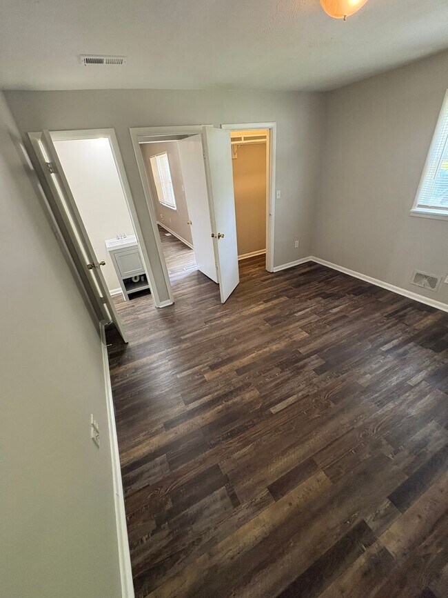 Foto del edificio - Newly Remodeled Westside 3 Bedroom Triplex  Near Lafayette Rd and Tibbs Avenue