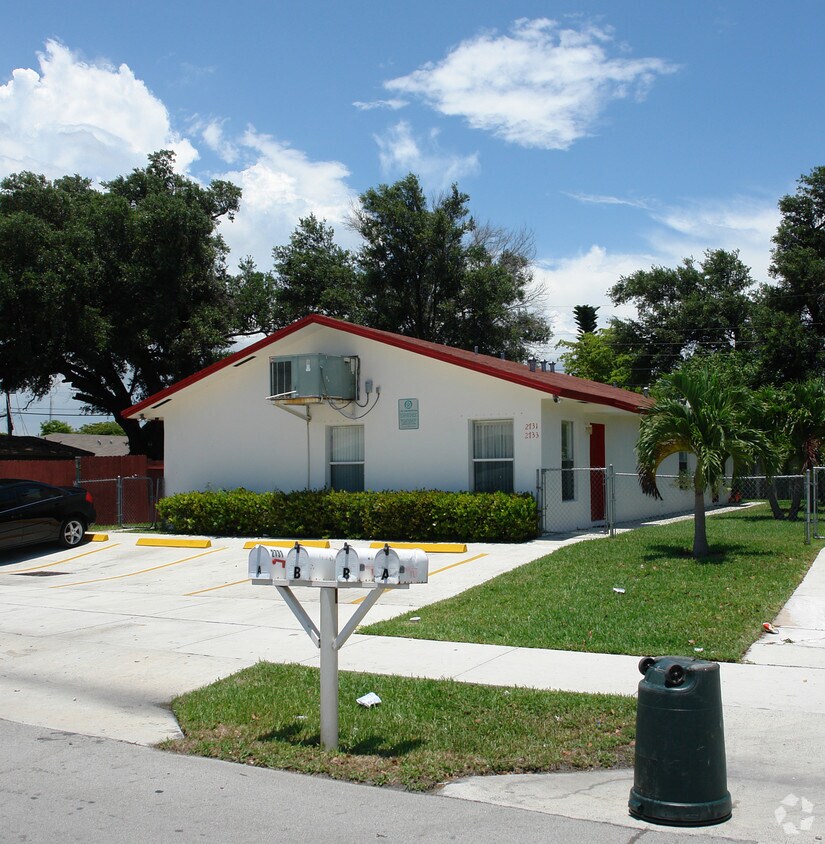 Foto del edificio - 2721-2733 NW 13th Ct