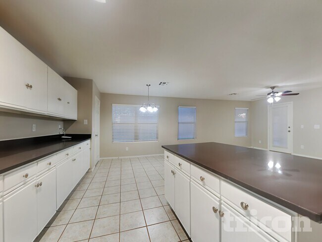 Foto del edificio - 11823 W Windrose Ave