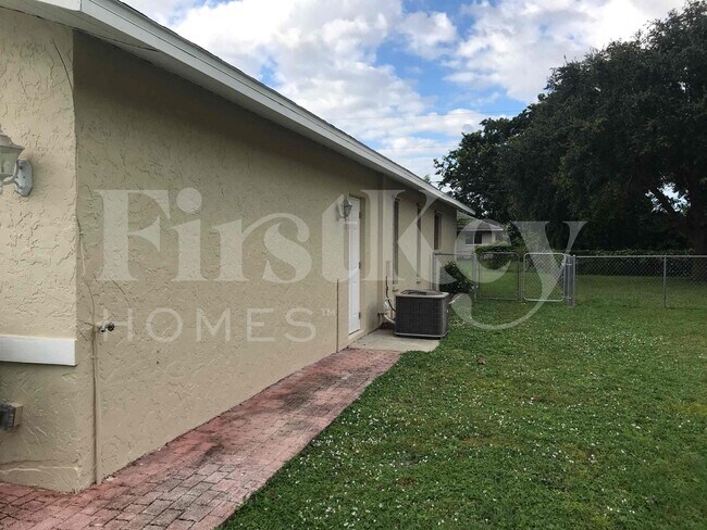 Foto del edificio - 241 SW 32nd Terrace