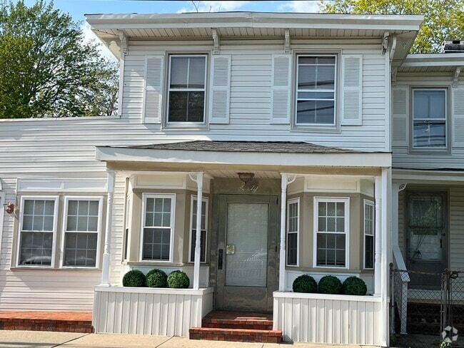 Building Photo - 60 Grove St