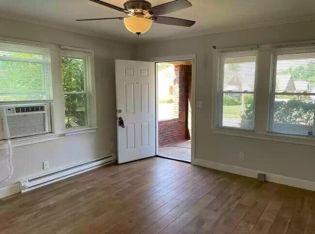 Building Photo - AVAILABLE 12/10/2023    Great 1 bedroom, 1...
