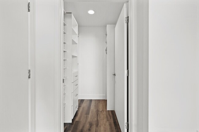 Walk in closet - 1215 S Bedford St