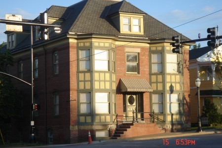 Quaint Historic Brownstone - 281 S Court St