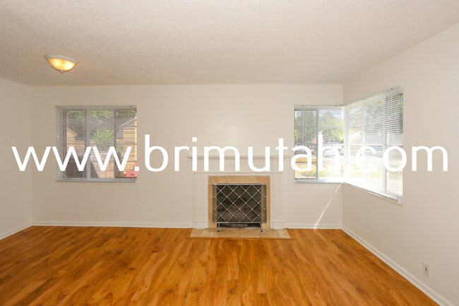 Building Photo - 1239 E Ridgedale Ln