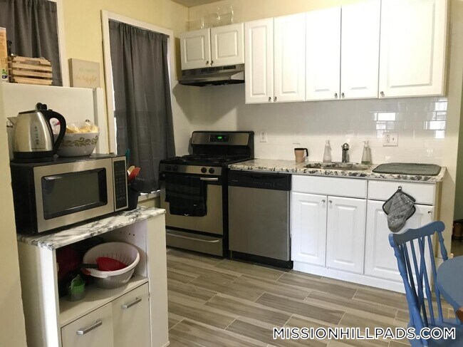 Building Photo - 832 Huntington Ave