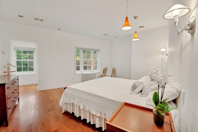 Foto del edificio - 12 Tompkins Pl