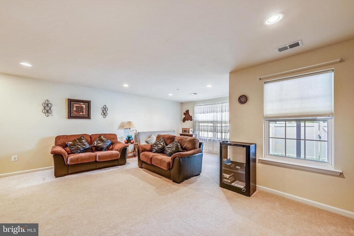 Primary Photo - 840 Oriole Ave