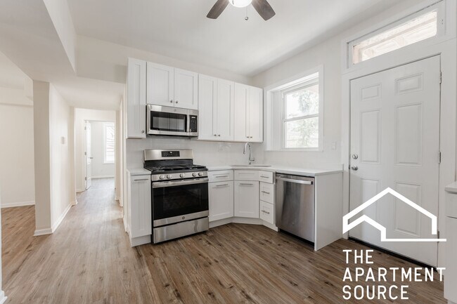 Building Photo - 2949 W Cullom Ave