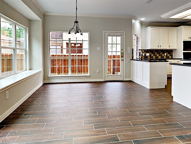 Foto del edificio - 3307 Clear Water Park Dr