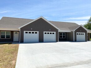 Building Photo - 102 Meadow Ln