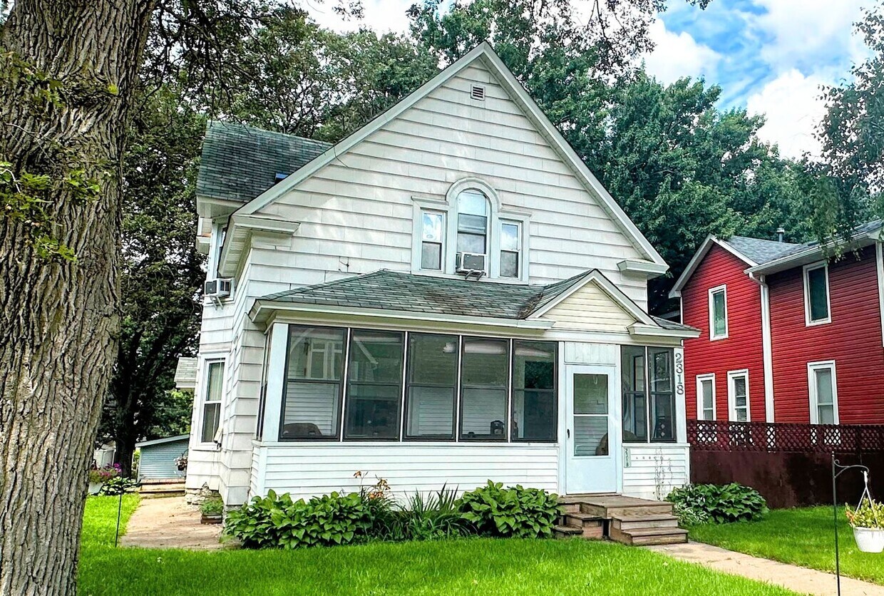 Primary Photo - 2318 Fillmore St NE
