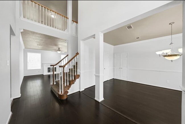 Building Photo - 3834 Echo Mountain Dr