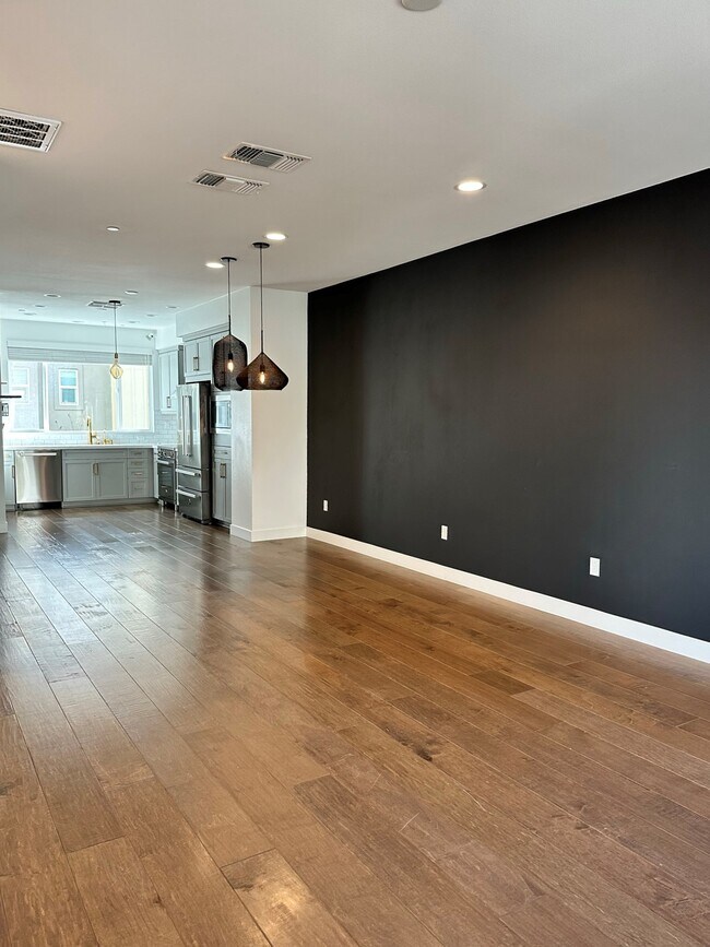 Primer piso con vista al comedor y la cocina. - 158 Uptown Cir