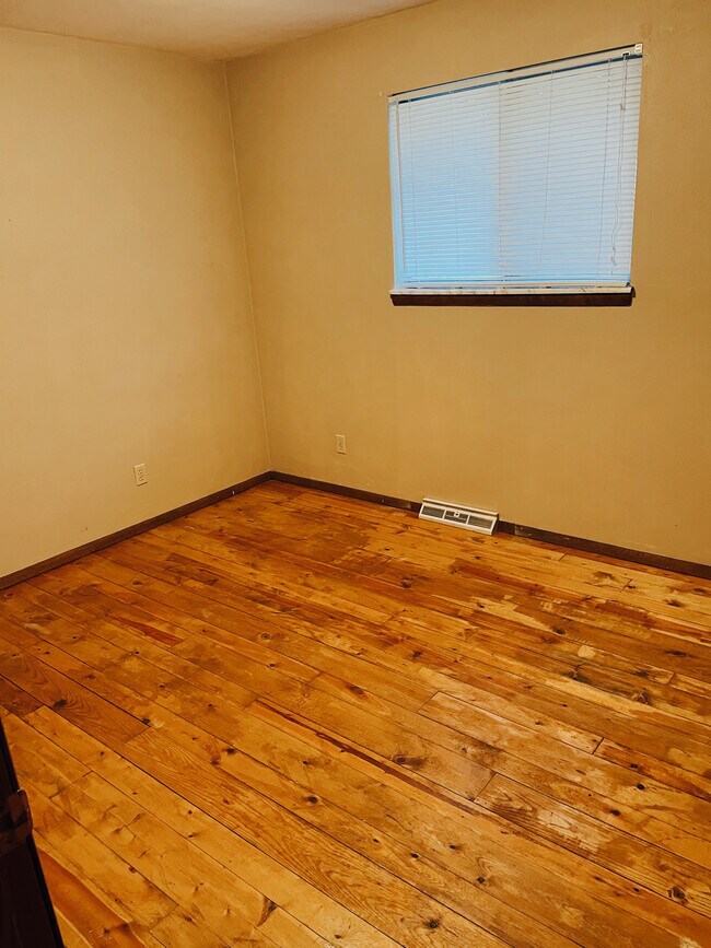 Building Photo - 1121 E Kingman Ave